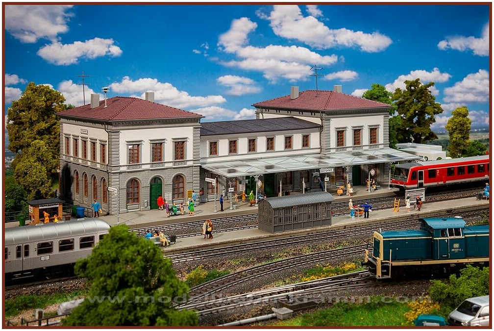 Limited edition model of a three-aisle passenger b