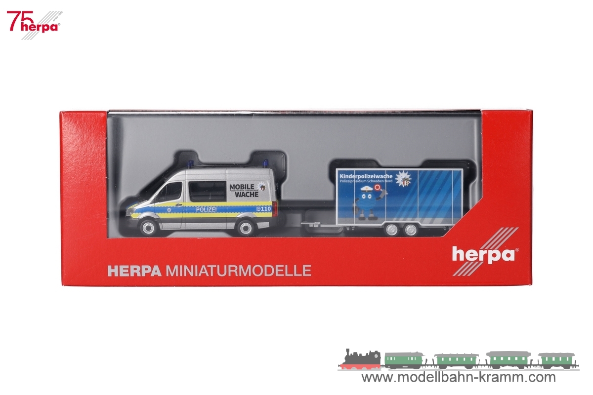 Herpa 097536, EAN 2000075555403: H0/1:87 Mercedes-Benz Sprinter `13 Halbbus mit Anhänger Polizei Bayern / Schwaben Nord