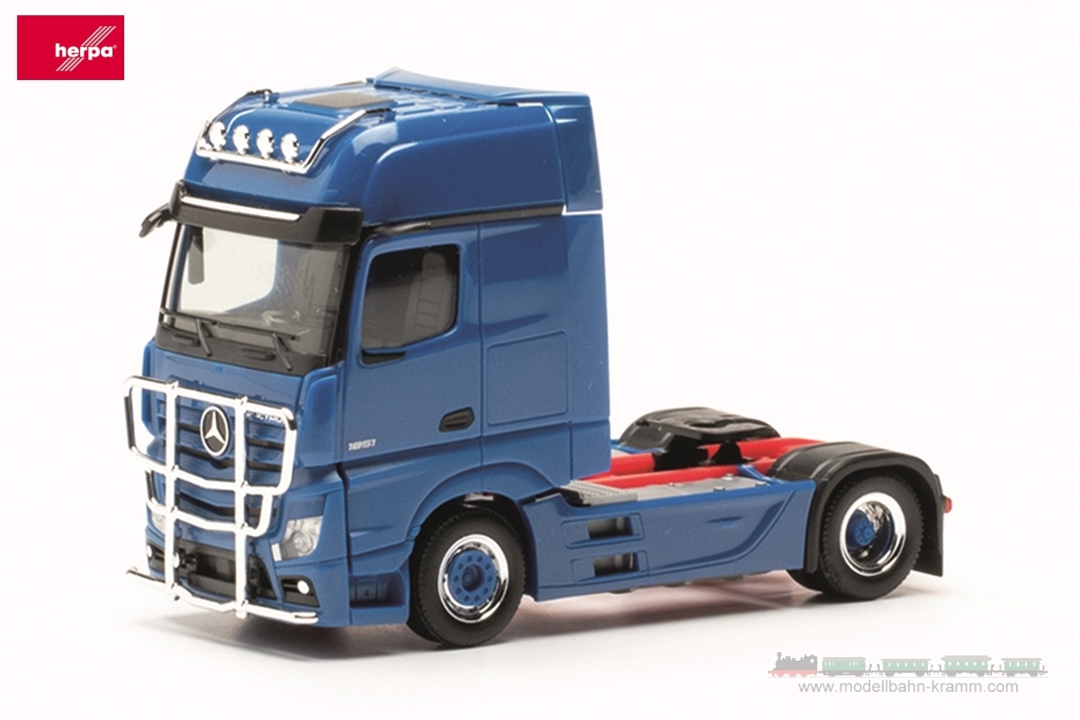 Herpa 311533-005, EAN 2000075618795: MB Actros Gigaspace Zugmaschine mit Lampenbügel und Rammschutz, enzianblau