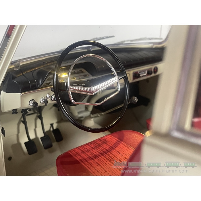 IXO 10101, EAN 4895102332694: 1:8 Volvo Amazon 122S Bausatz mit Licht und Sound