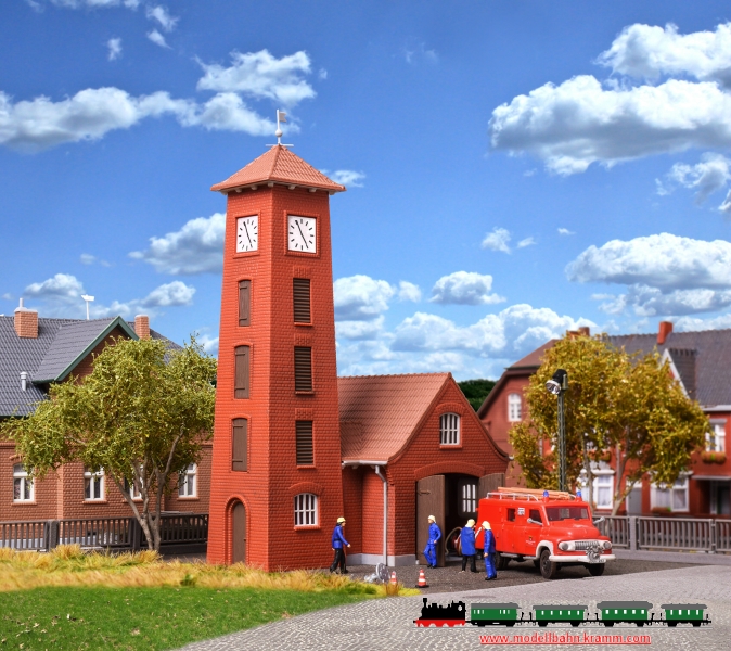 Kibri 39210, EAN 4026602392103: H0 Feuerwehrhaus Bahlburg-Lüneburg mit Fahrzeug