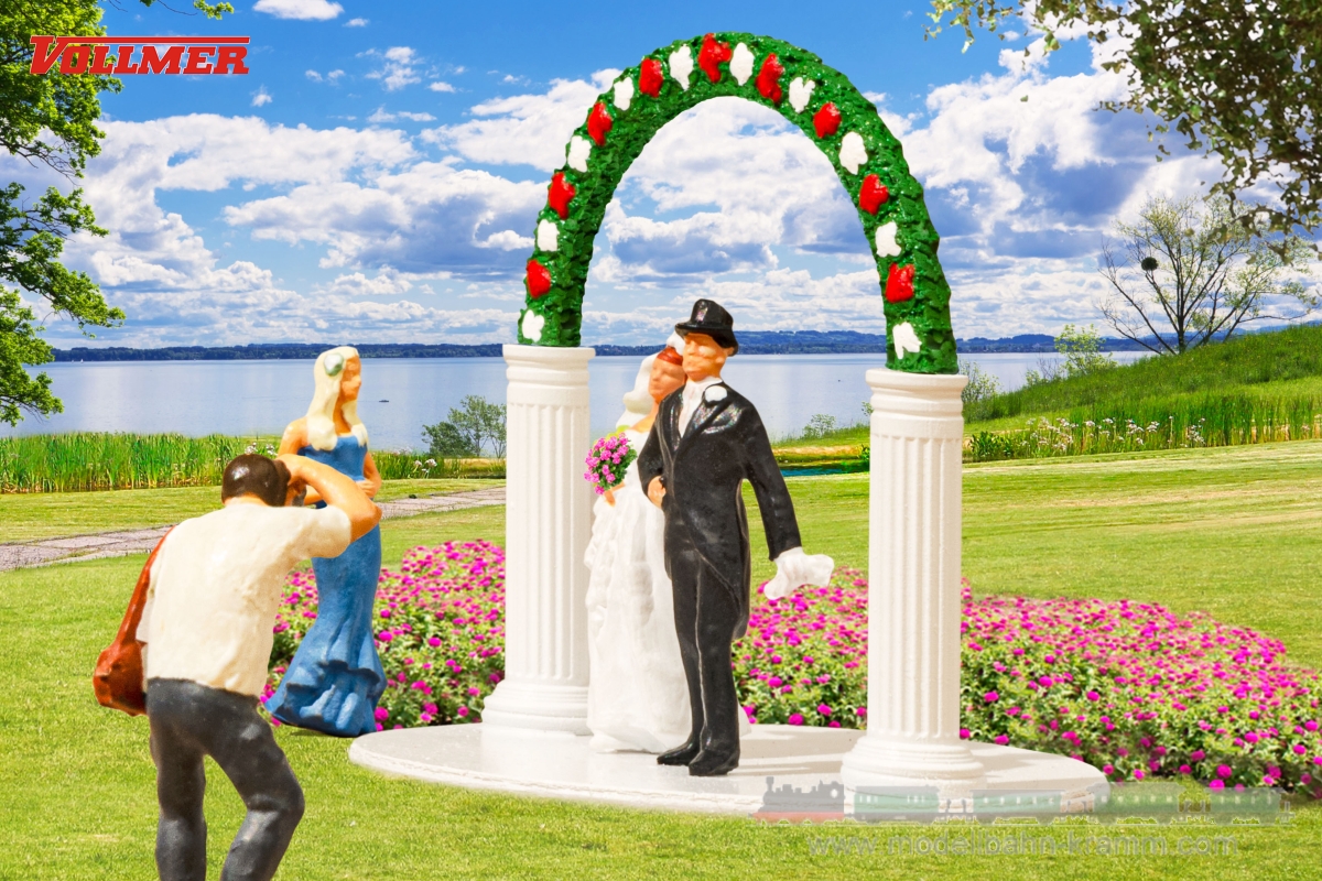 Vollmer 42365, EAN 4026602423654: H0 Set Bride and Groom with Wedding Arch
